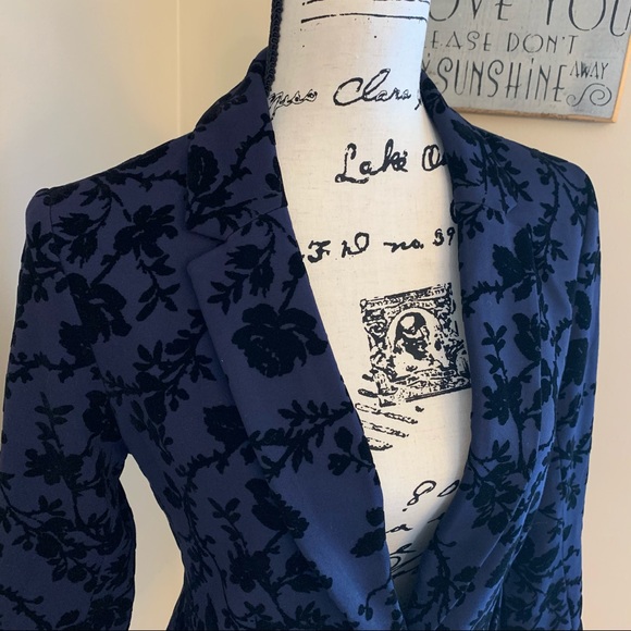 OLD NAVY CROPPED BLAZER NAVY BLACK VELVET FLORAL - Picture 3 of 13